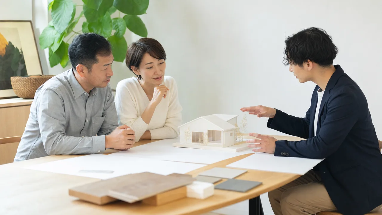 住まいを提案する日本人建築士（横長・コピースペース）。建築士、住宅設計、家づくり、設計相談の記事向け素材です。