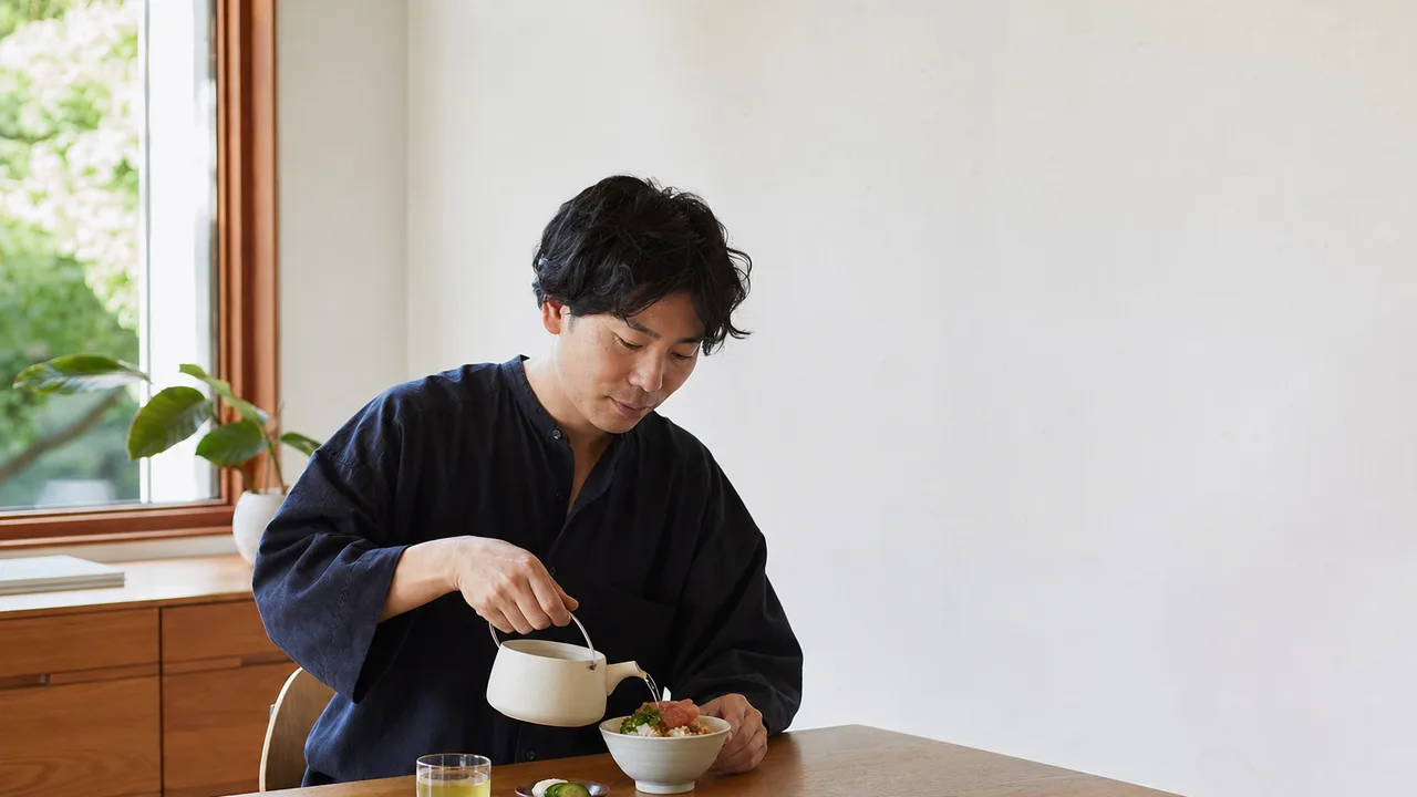 お茶漬けを味わう日本人（横長・コピースペース）。お茶漬け、和食、軽食、ご飯の記事や案内に使える商用素材です。