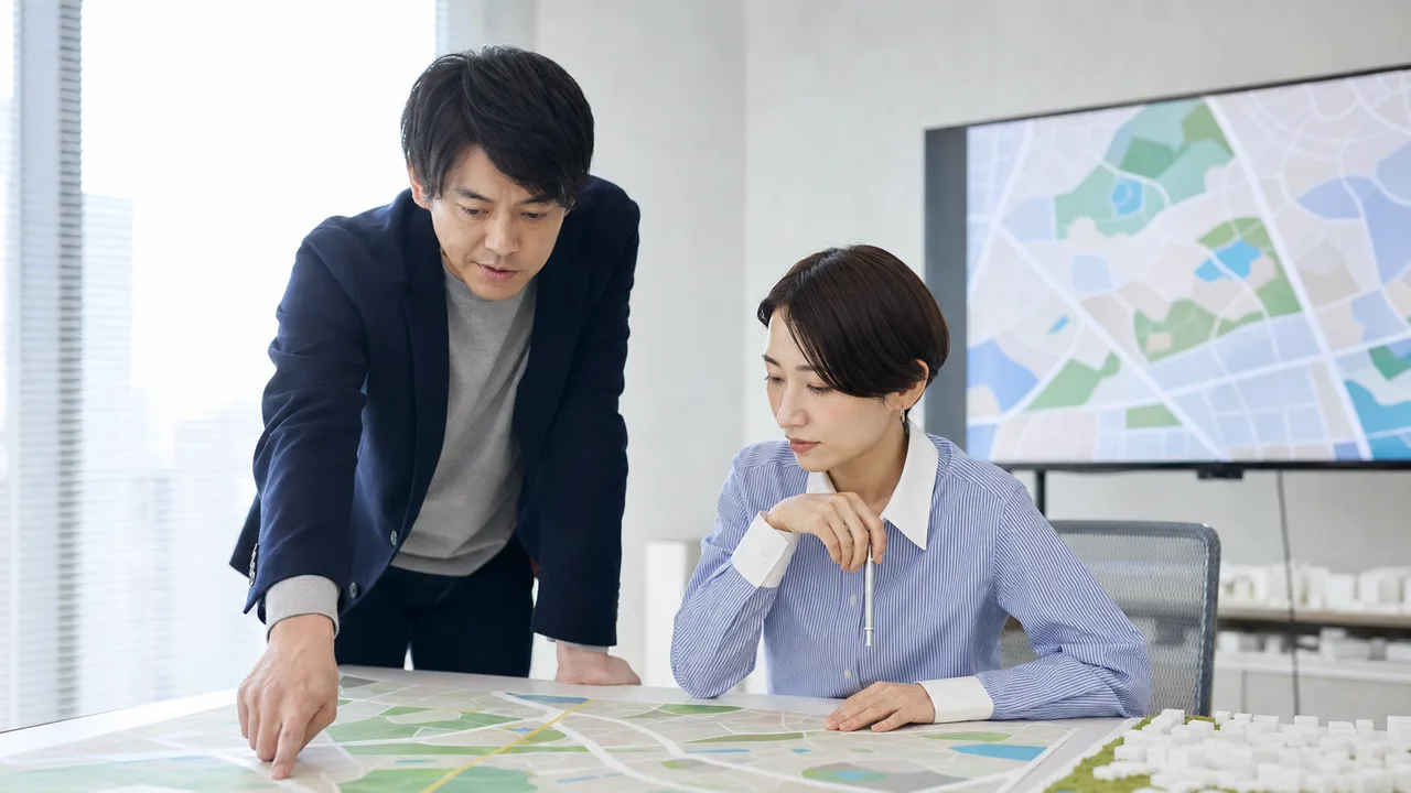 地理情報を分析する日本人GIS担当者（横長・コピースペース）。GIS、地理情報システム、都市計画、地図の記事や案内に使える商用素材です。