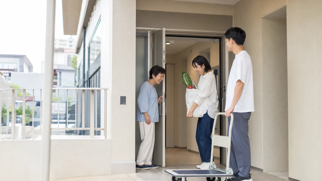 助け合う日本人の近所の人々（横長・コピースペース）。近所付き合い、助け合い、地域交流、日常の記事向け素材です。