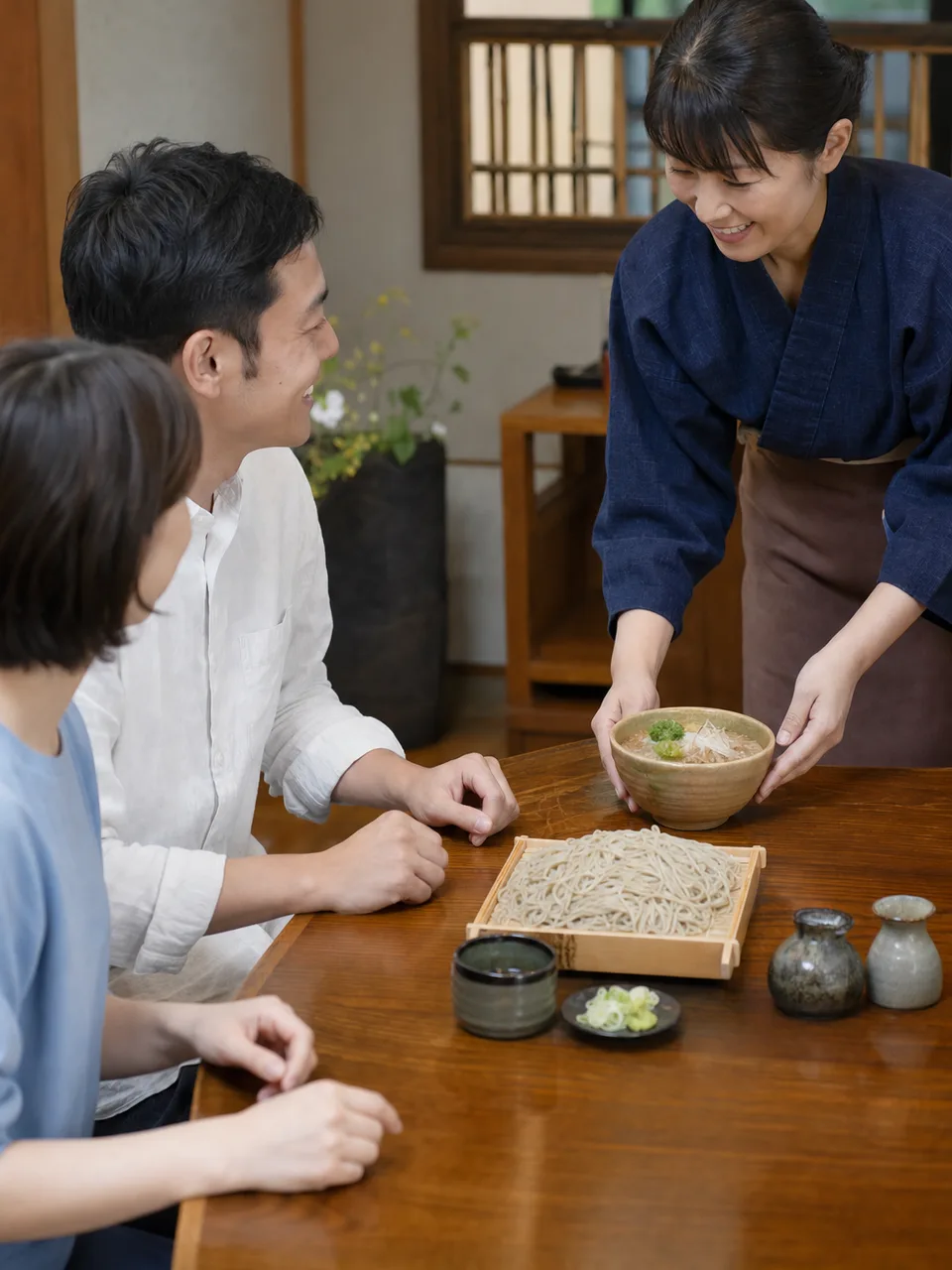 そばを味わう日本人（自然な縦位置写真）。そば、蕎麦、和食、食文化の記事に使える素材です。