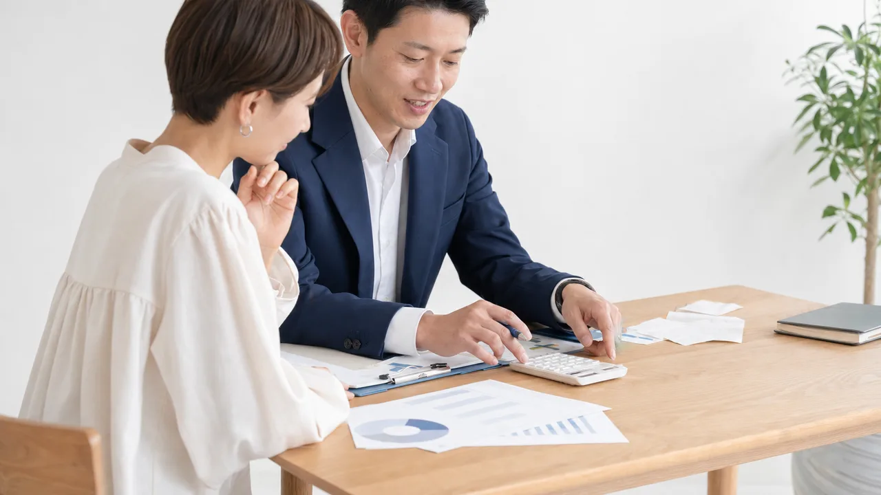 事業者に助言する日本人税理士（横長・コピースペース）。税理士、確定申告、会計、経営相談の記事に使える素材です。