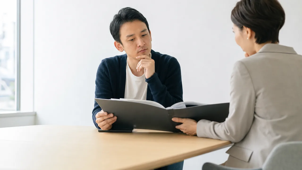 転職相談をする日本人会社員（横長・コピースペース）。転職、人材紹介、キャリア形成の記事やサービス紹介に使える相談場面です。