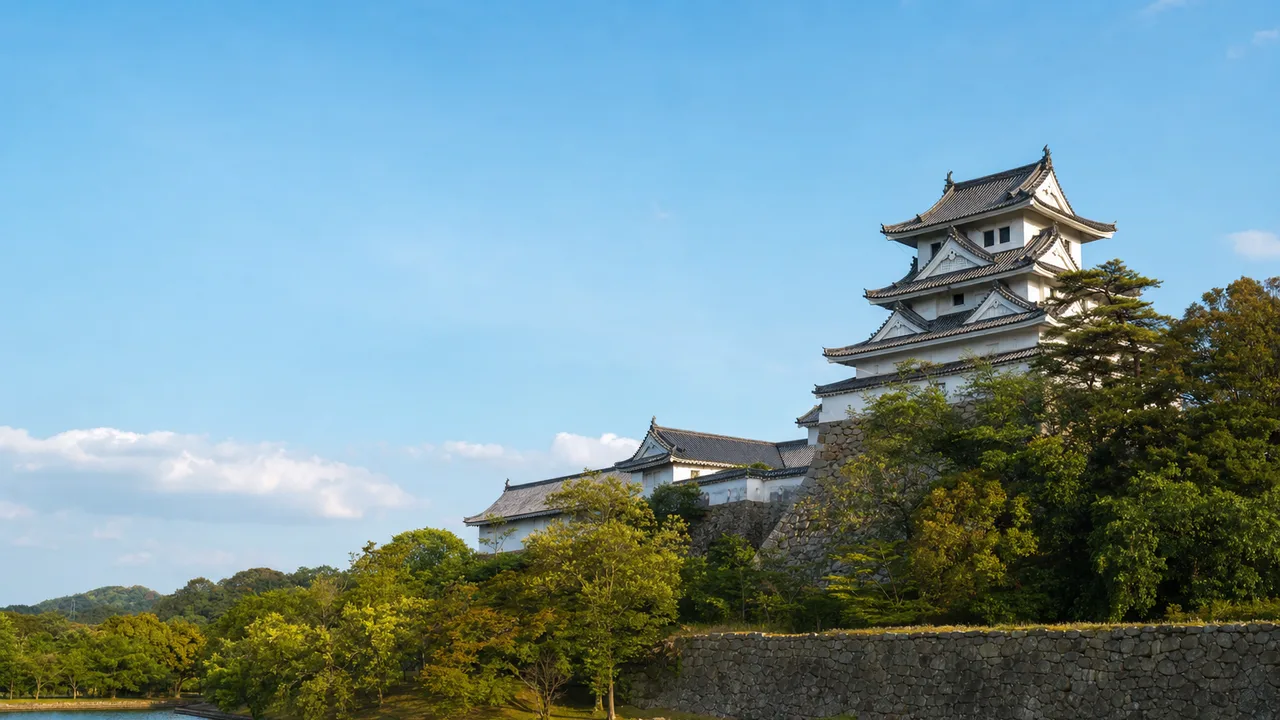日本の城と四季の風景（横長・余白背景）。日本の城、歴史、国内旅行、観光デザインに使える背景素材です。