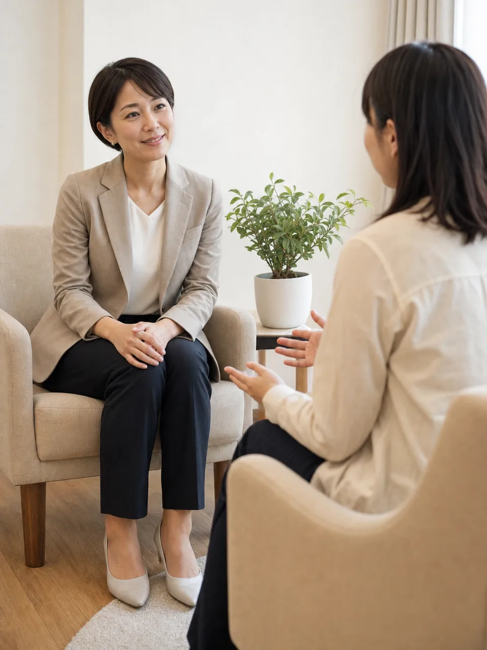心理カウンセラーに相談する日本人（自然な縦位置写真）。心理カウンセラー、悩み相談、メンタルヘルス、支援の記事向け素材です。