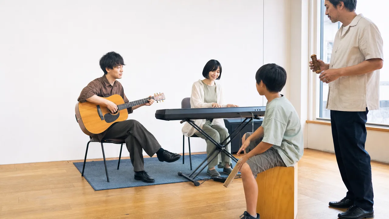 演奏を練習する日本人音楽家（横長・コピースペース）。音楽家、演奏、リハーサル、文化活動の記事に使える素材です。