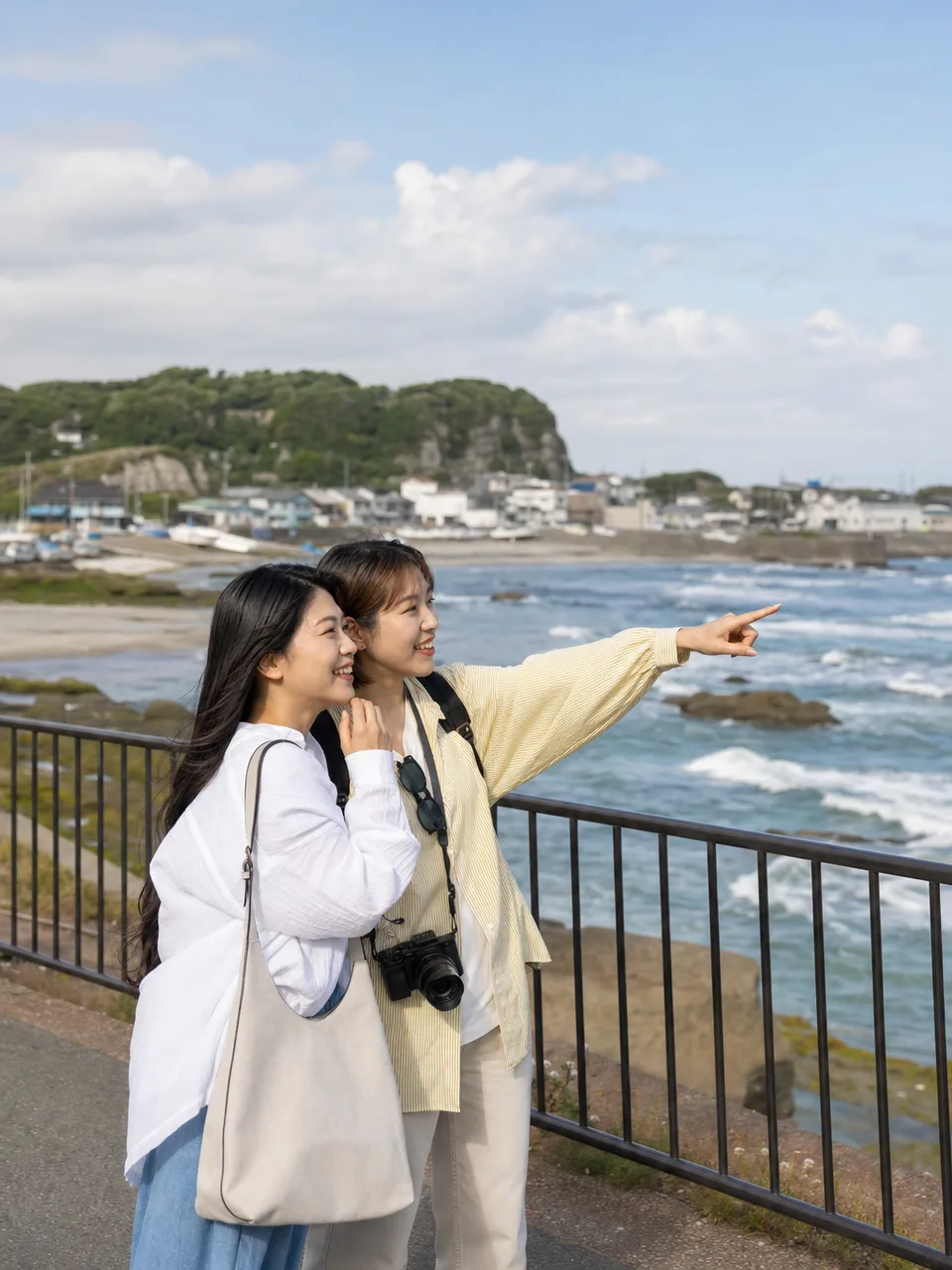 千葉の房総海岸を巡る旅行者（自然な縦位置写真）。千葉旅行、房総半島、海岸旅行、関東旅行の記事や案内に使える商用素材です。