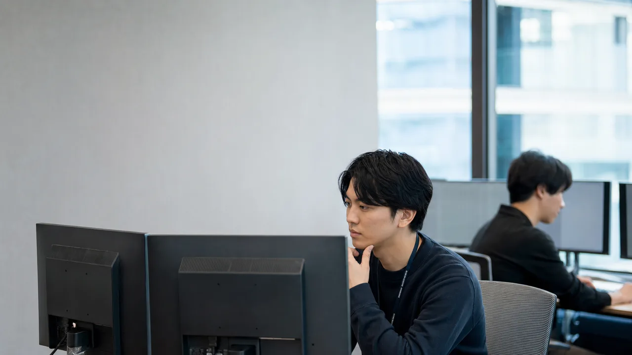 セキュリティ監視を行う日本人チーム（横長・コピースペース）。SOCのインシデント対応、セキュリティ運用センター、SOCアナリスト、セキュリティ監視の記事や案内に使える商用素材です。