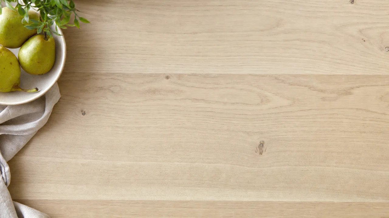 自然な木目の背景（横長・余白背景）。木目背景、木材、ナチュラル、テクスチャに使える素材です。