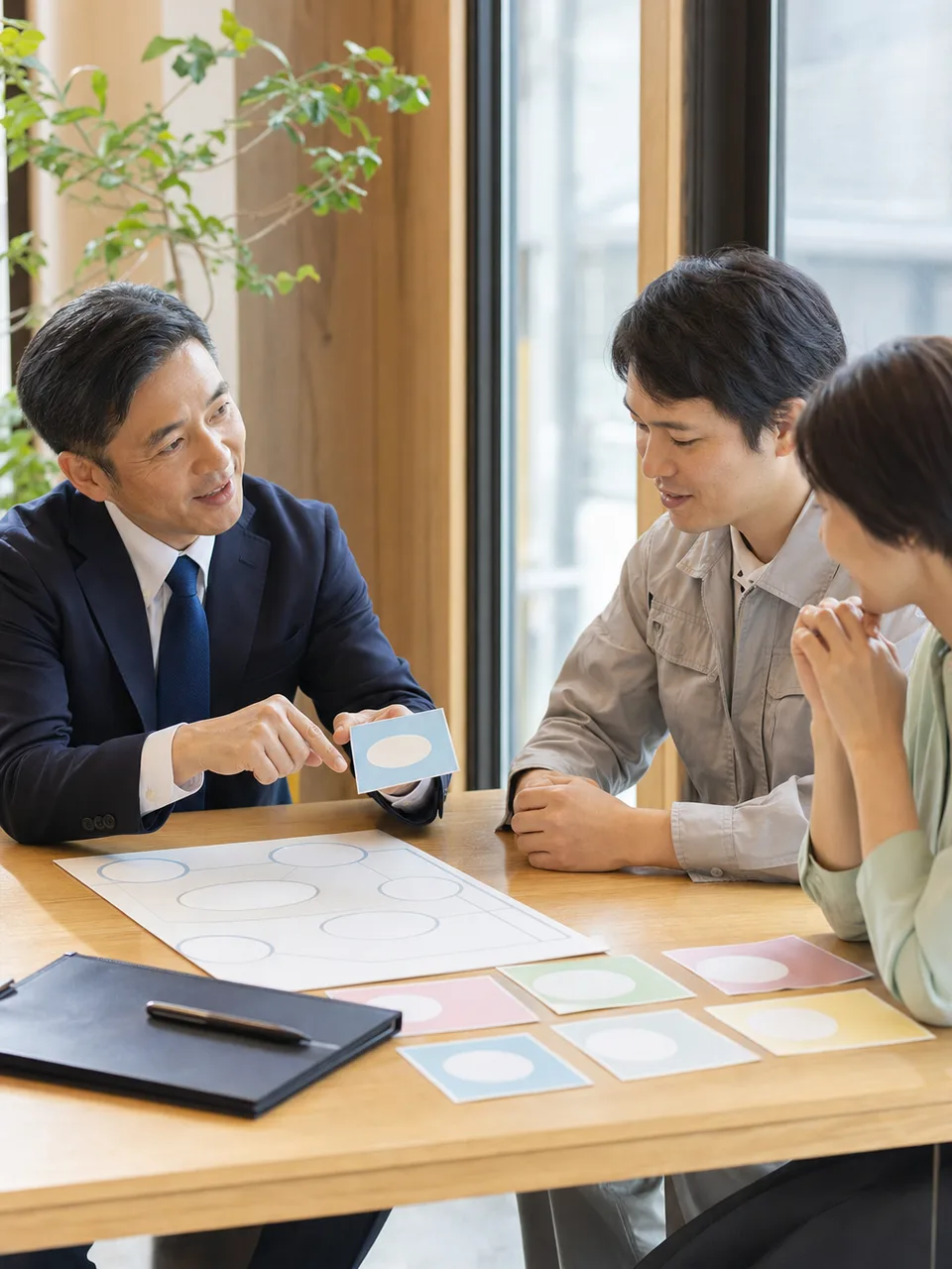 社会保険労務士に相談する日本人事業者（自然な縦位置写真）。社会保険労務士、労務管理、社会保険、事業支援の記事向け素材です。