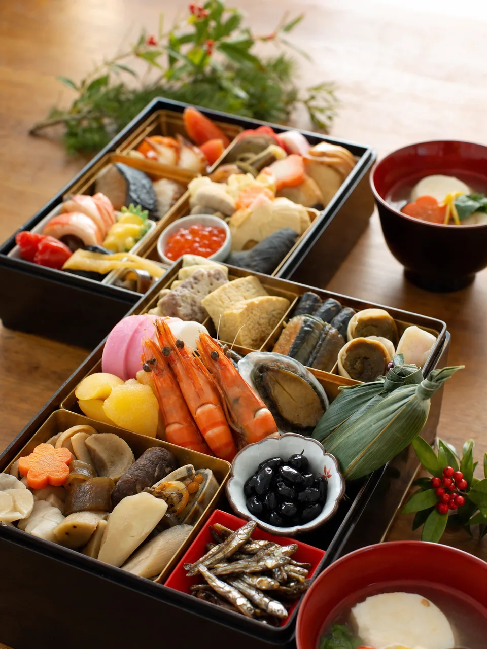 おせち料理の新年の食卓（自然な縦位置写真）。年末年始の案内、食品、和食の記事に使える、華やかで自然なおせち料理素材です。