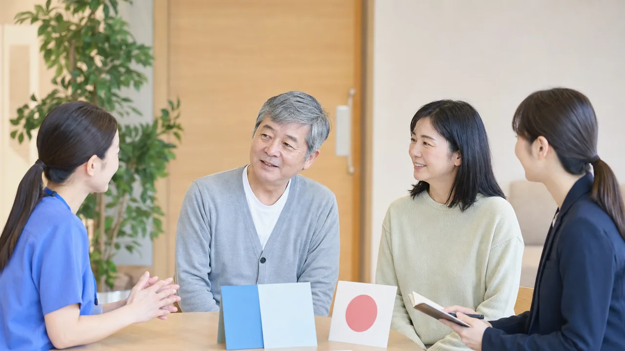 退院後の生活を計画する日本人家族（横長・コピースペース）。退院支援、退院調整、医療ソーシャルワーカー、家族相談の記事や案内に使える商用素材です。