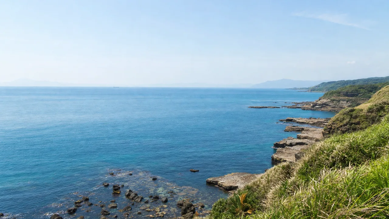 日本の離島に広がる海岸（横長・余白背景）。離島の海岸、島、海、自然景観向け素材です。