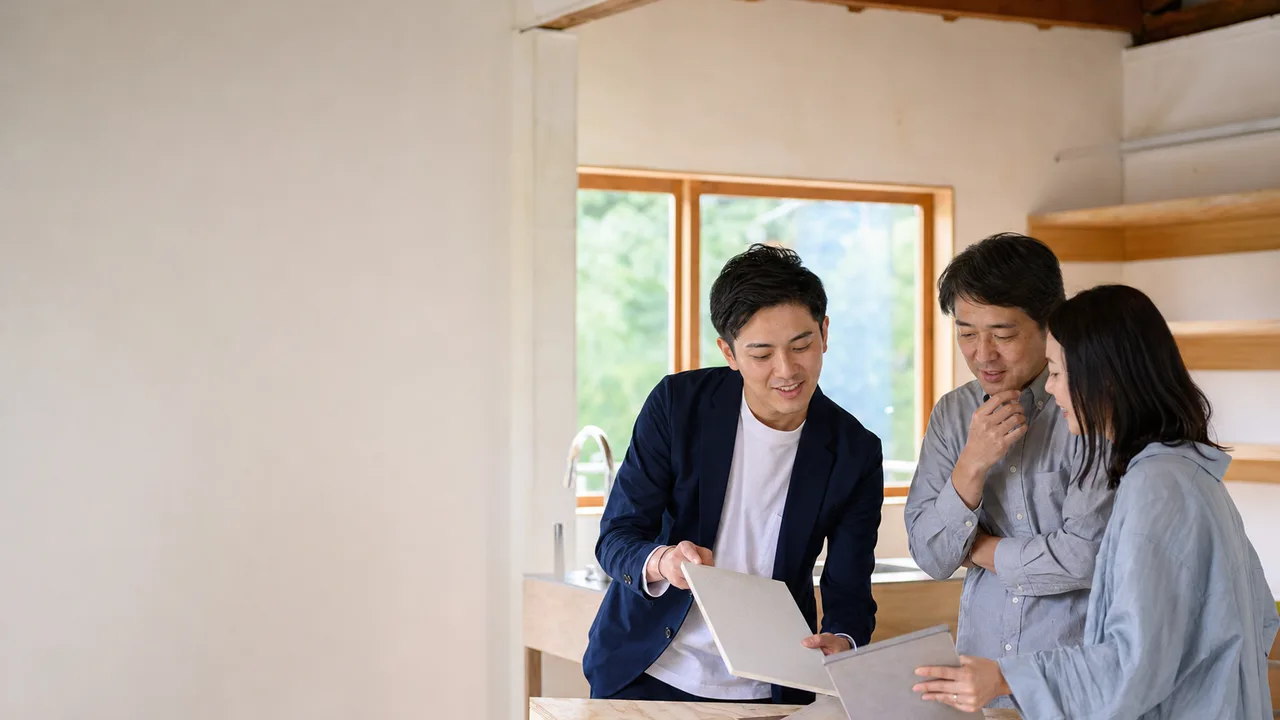 リノベーションを相談する日本人（横長・コピースペース）。リノベーション、住宅改修、住まい、設計相談の記事向け素材です。