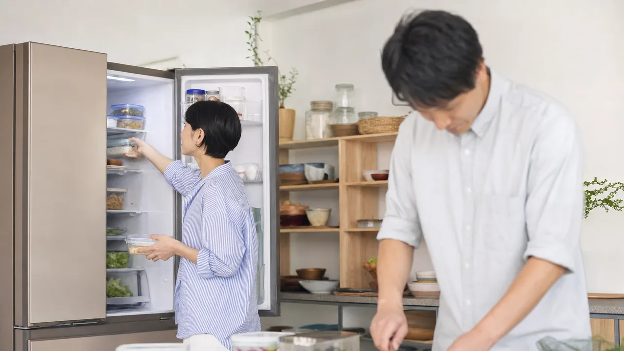 家庭でフードロスを減らす日本人（横長・コピースペース）。フードロス削減、食品管理、家庭、環境配慮の記事向け素材です。