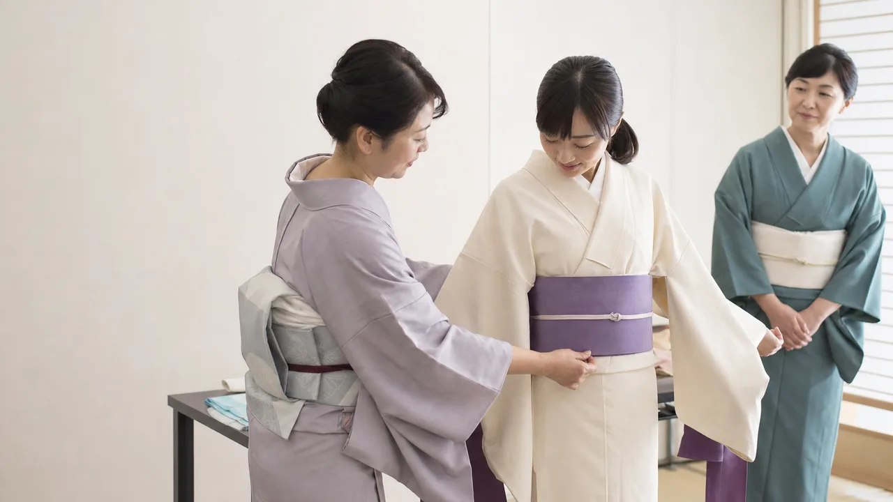 着物の着付けを学ぶ日本人（横長・コピースペース）。着付け、着物、和装、伝統文化の記事や案内に使える商用素材です。
