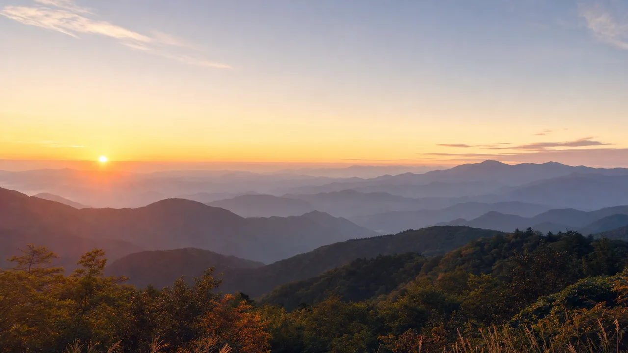 日本の山に昇る朝日（横長・余白背景）。山の朝日、日の出、山岳、自然風景向け素材です。