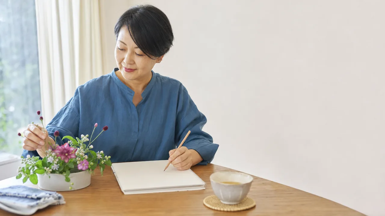 自分の時間を楽しむ日本人の中年女性（横長・コピースペース）。中年女性、日常生活、趣味、ウェルビーイングの記事向け素材です。