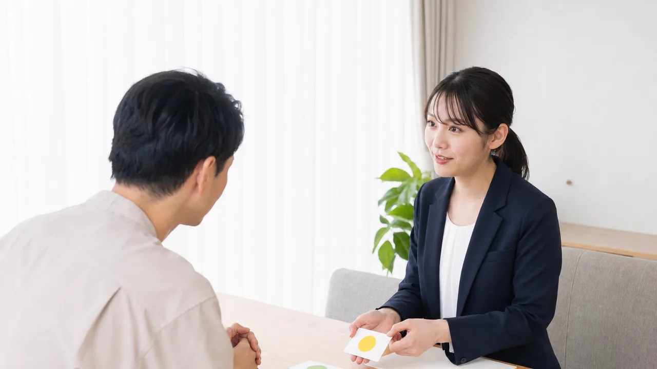 多重債務を相談する日本人（横長・コピースペース）。多重債務相談、債務整理、生活再建、金融相談の記事や案内に使える商用素材です。