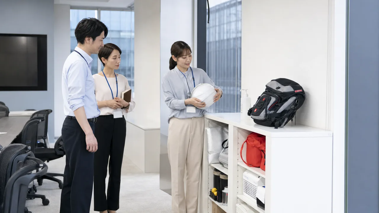 職場を支える日本人総務担当者（横長・コピースペース）。総務、職場環境、備品管理、社内調整の記事向け素材です。