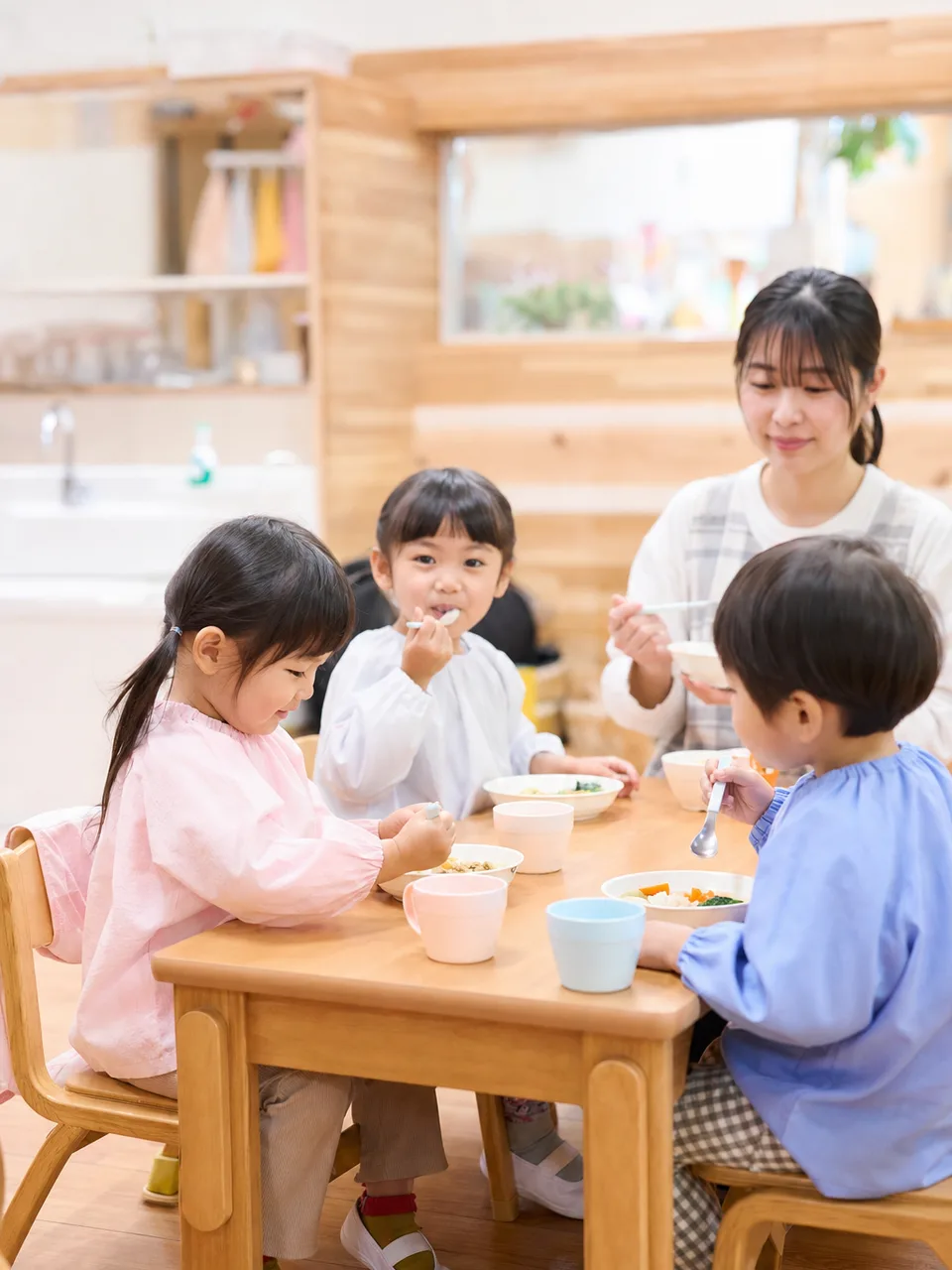 給食を楽しむ日本人の園児（自然な縦位置写真）。保育園給食、園児、食育、幼児の記事や案内に使える商用素材です。