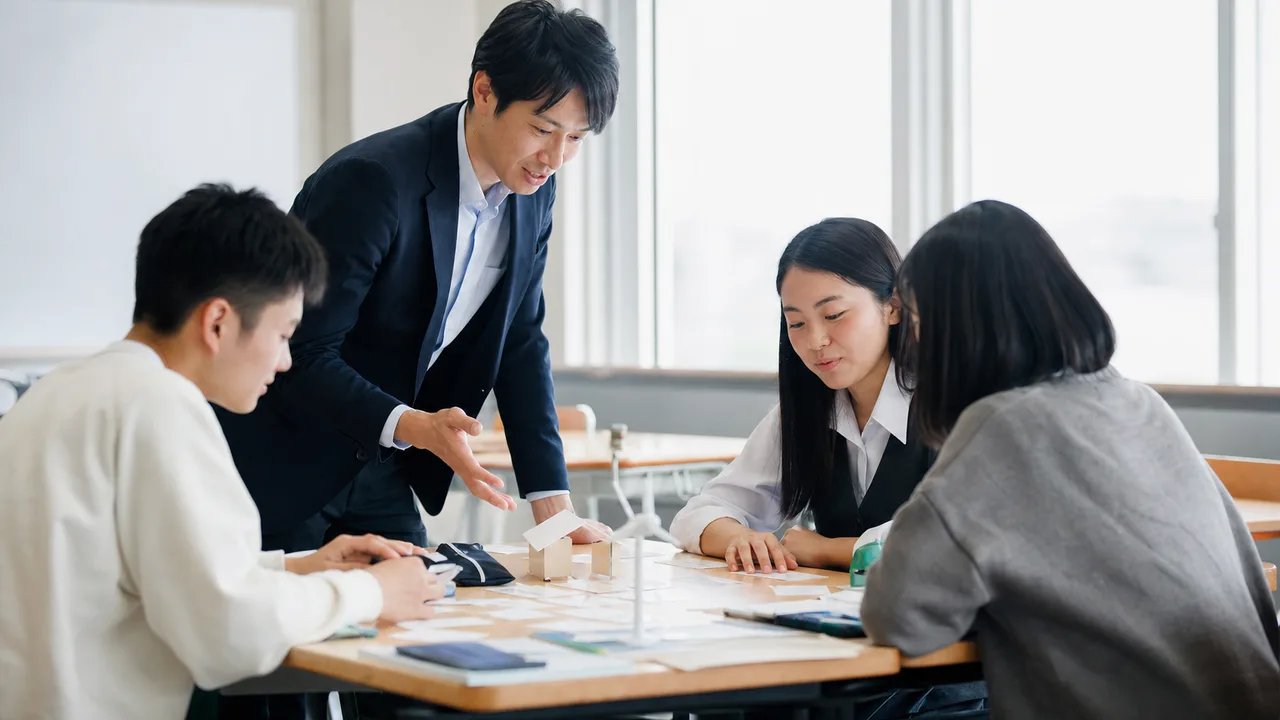 探究授業を支える日本人高校教師（横長・コピースペース）。高校教師、探究学習、高校生、進路教育の記事向け素材です。