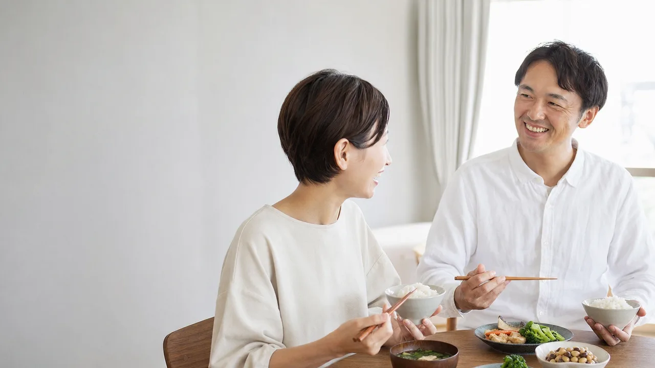 植物性の和食を楽しむ日本人（横長・コピースペース）。プラントベース、植物性食品、和食、豆腐料理の記事や案内に使える商用素材です。