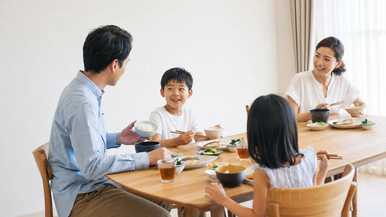 和朝食を囲む日本人家族（横長・コピースペース）。和朝食、朝ごはん、家族、健康的な食事の記事向け素材です。