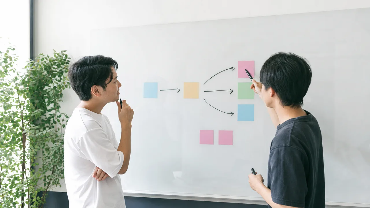API設計をレビューする日本人技術者（横長・コピースペース）。API設計、ソフトウェア開発、システム連携、設計レビューの記事や案内に使える商用素材です。