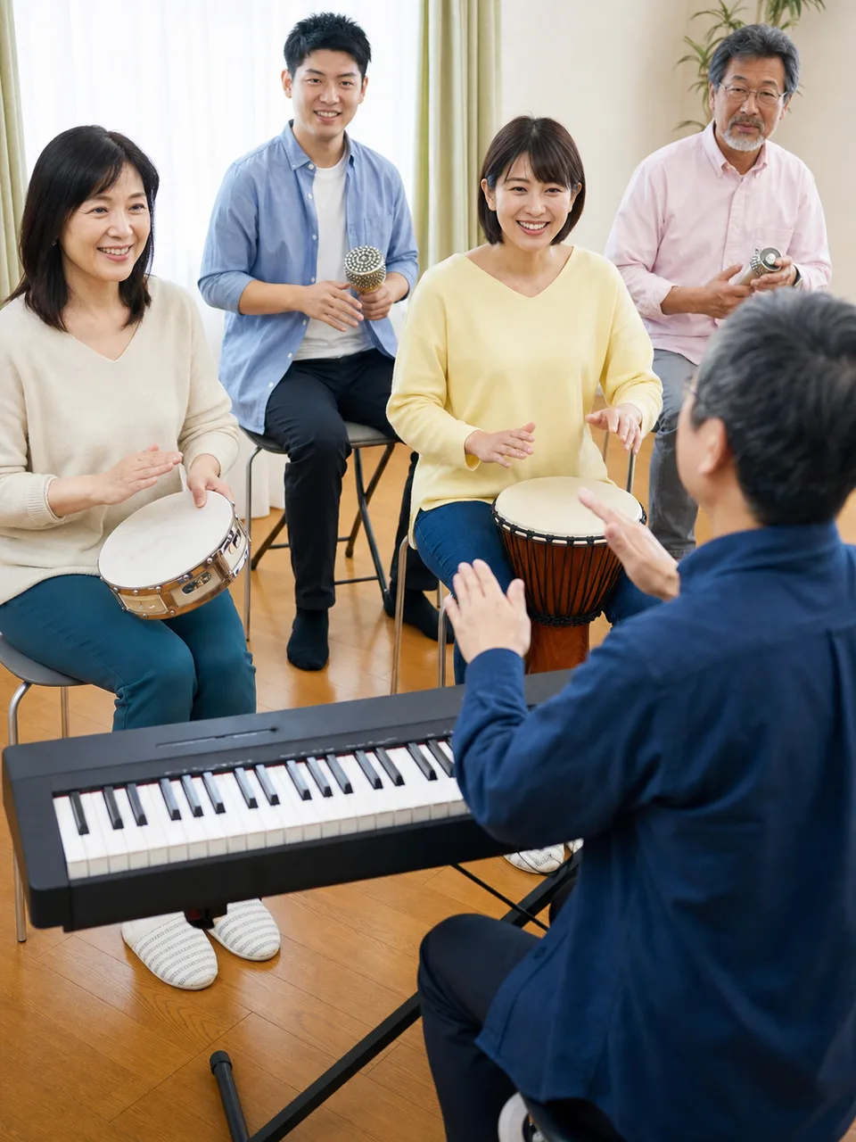 音楽教室で演奏を学ぶ日本人（自然な縦位置写真）。音楽教室、楽器練習、習い事、生涯学習の記事向け素材です。