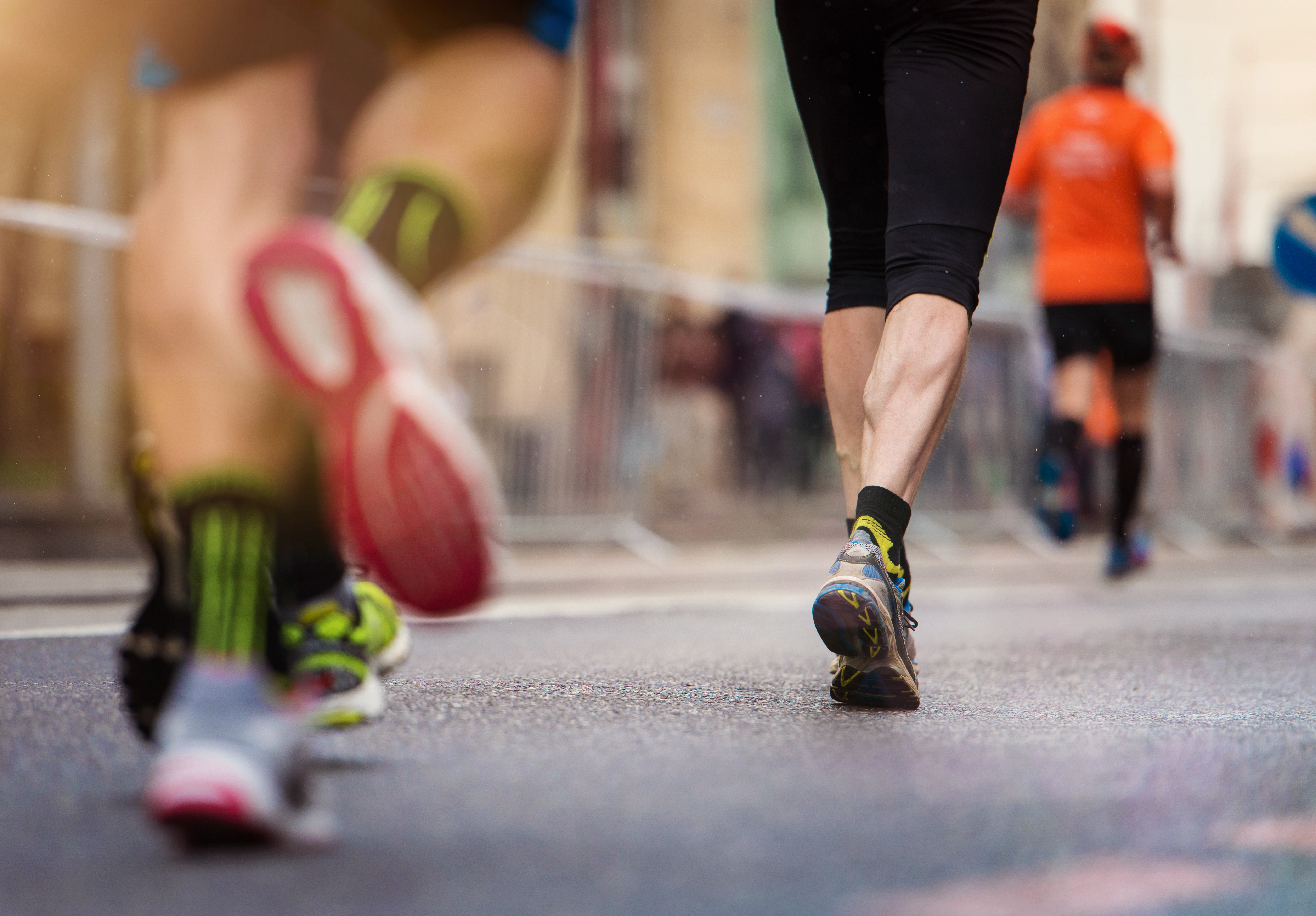 Corredor cruzando a linha de chegada