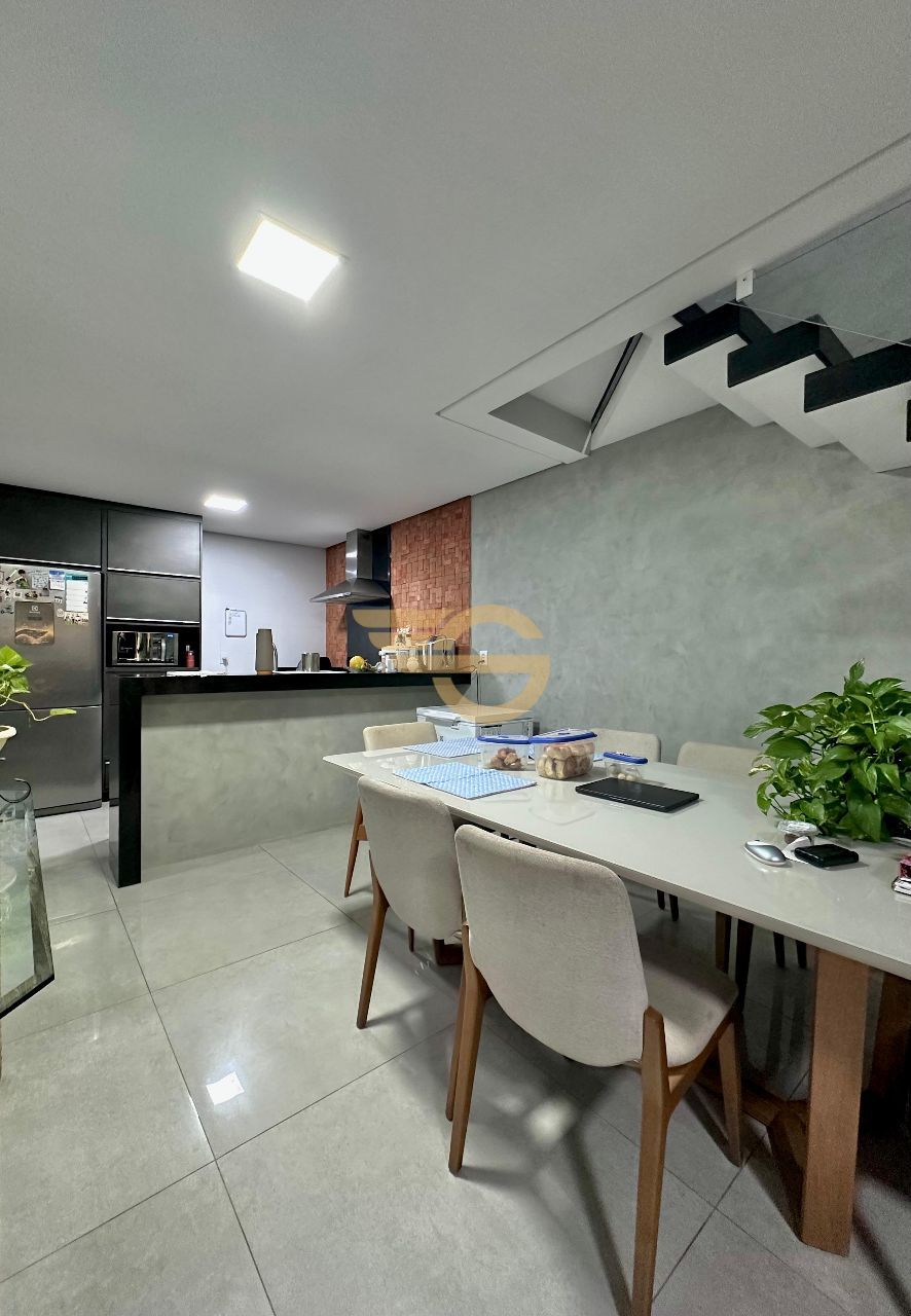 Foto de Casa Geminada à Venda no Iguaçu – 3 Quartos, Ar Condicio...