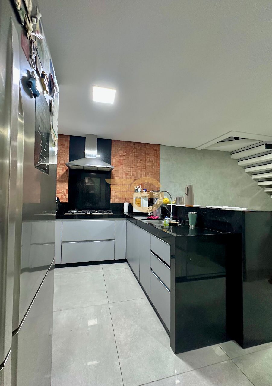 Foto de Casa Geminada à Venda no Iguaçu – 3 Quartos, Ar Condicio...