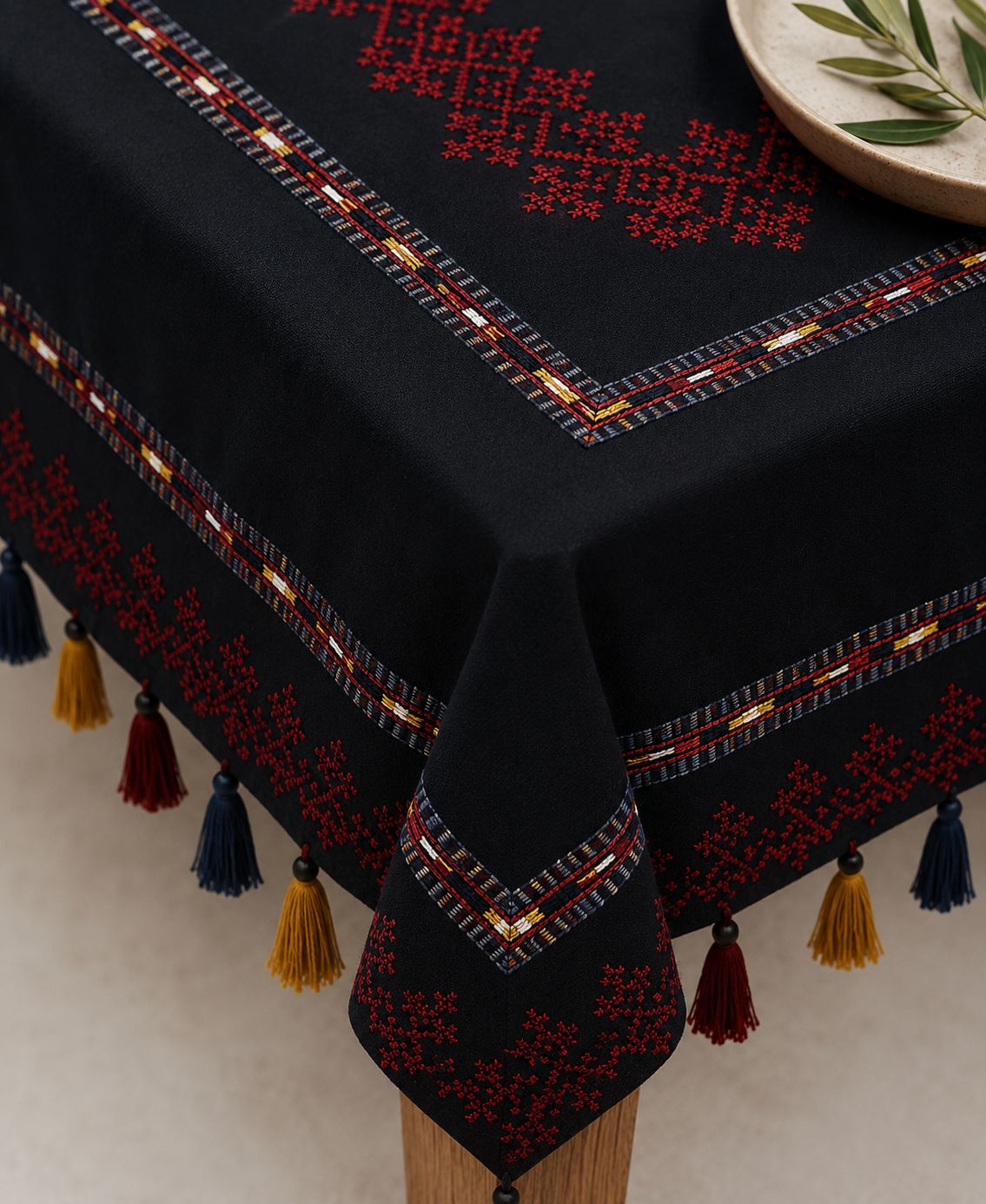 Mantel Bordado Artesanal con Borlas – 180 × 140 cm 2
