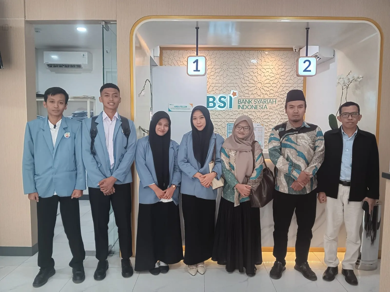 Program Magang Professional Internship Program (PIP): Mahasiswa Ekonomi Syariah Laksanakan Magang di BSI KCP Lamongan