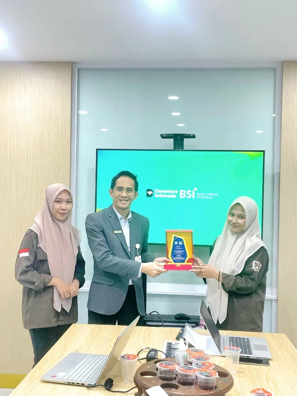 Tutup Rangkaian PIP, Prodi Ekonomi Syariah FEBI INAMIS Serahkan Apresiasi kepada Bank Syariah Indonesia