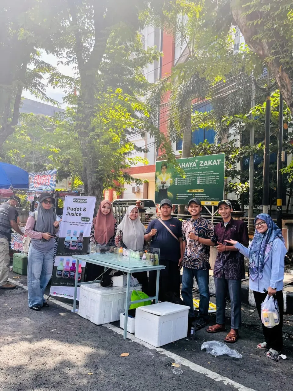 Mahasiswa Program Studi Ekonomi Syariah Semarakkan Hari Jadi Lamongan Melalui Kegiatan Penjualan Produk pada Program Magang Bisnis