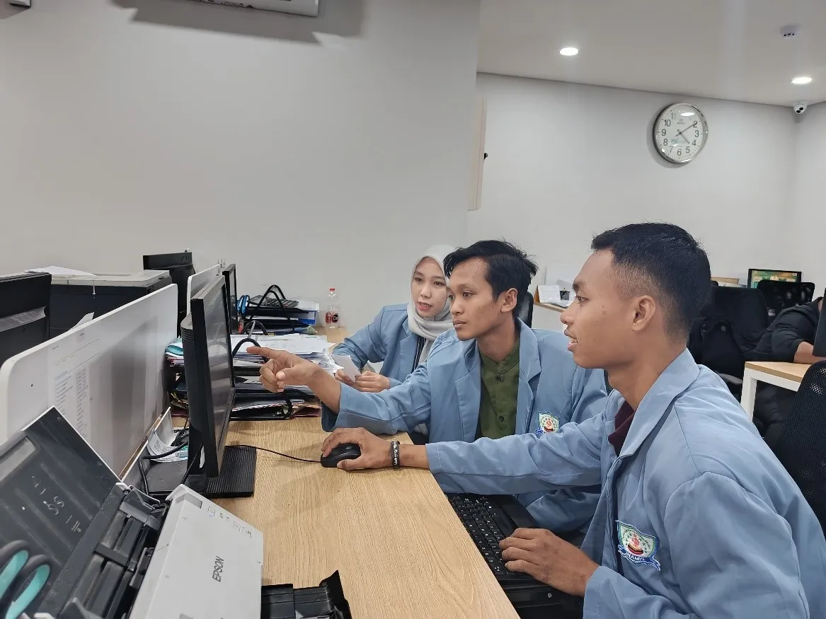Mahasiswa Program Studi Ekonomi Syariah Peroleh Pengalaman Praktis Melalui Magang di BSI KCP Lamongan