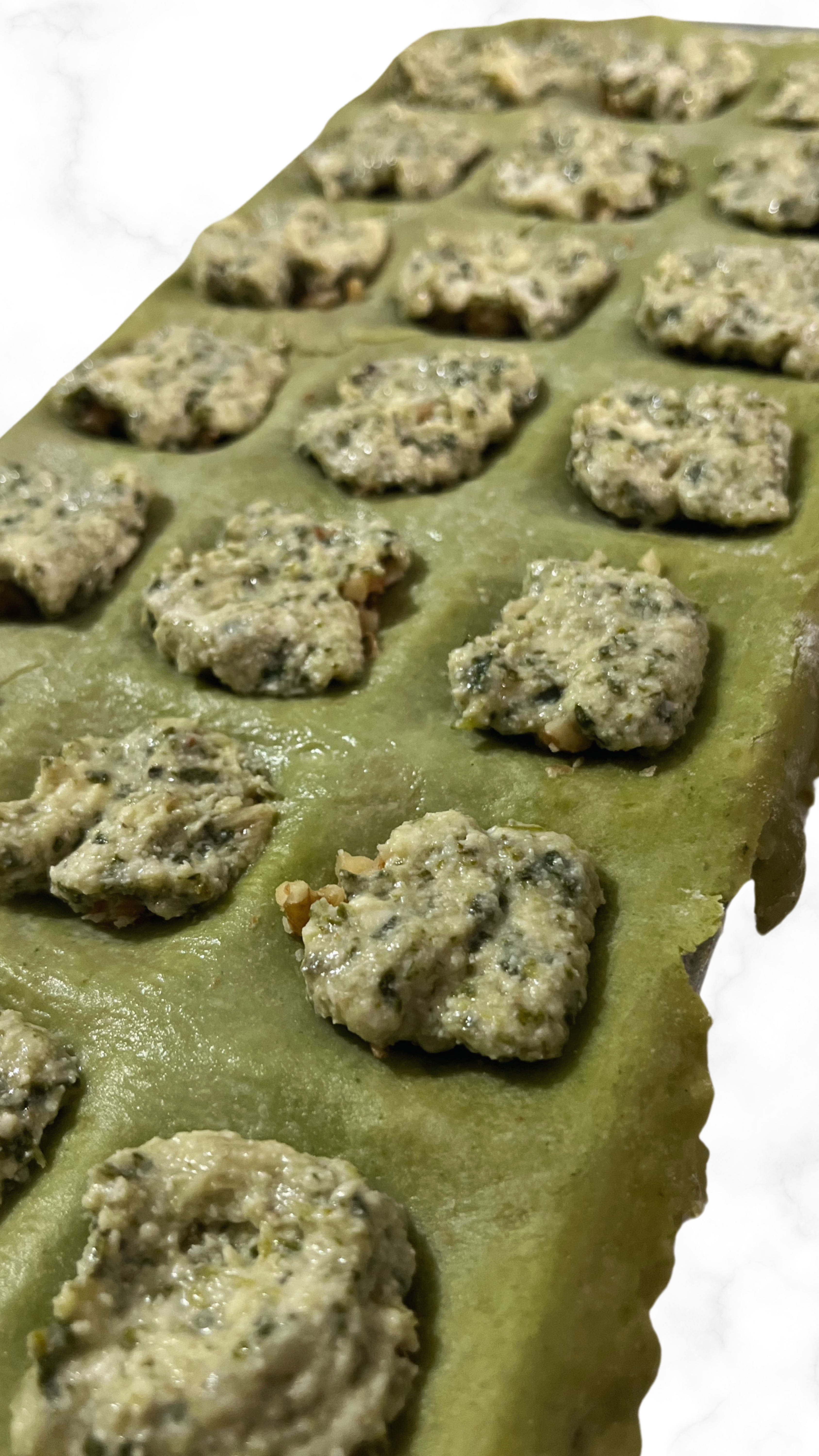Ravioles de Espinaca cremosa con crocante de nuez caseros artesanales
