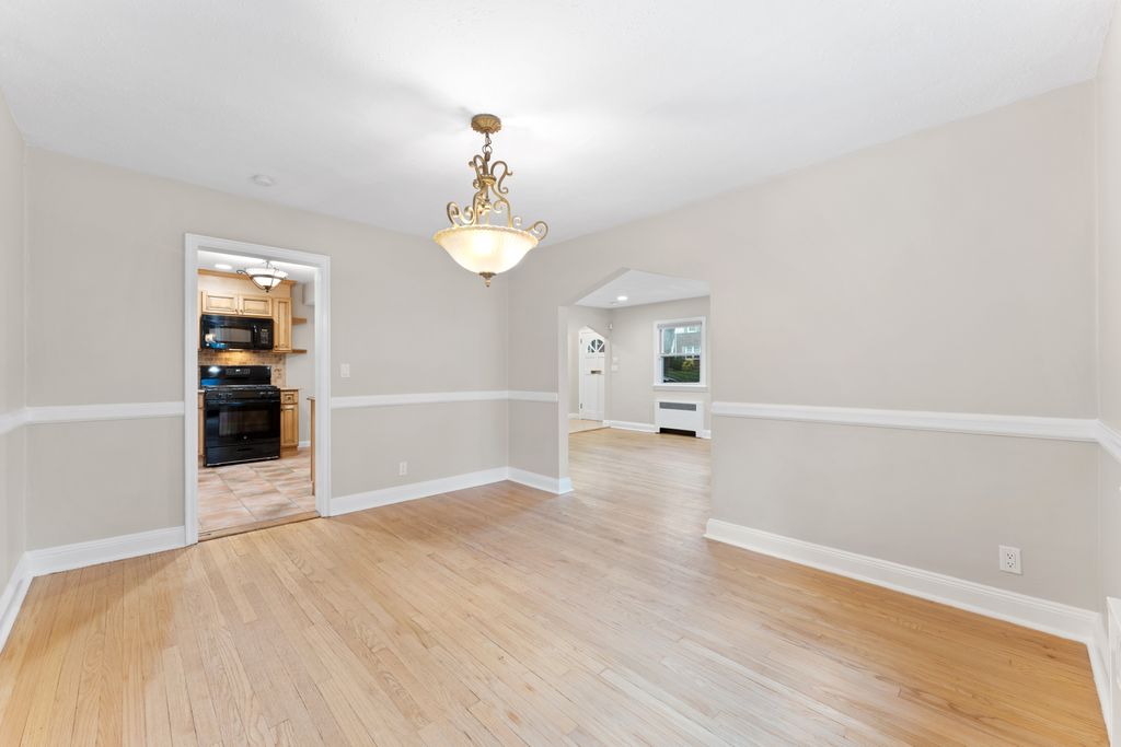 Dining Room - view to kitchen and living