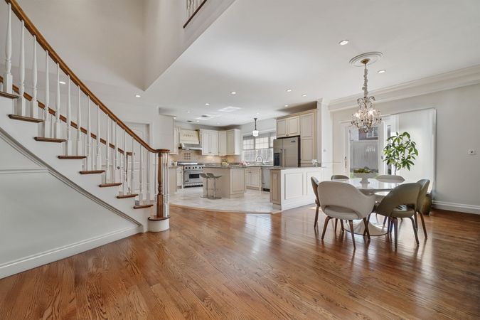 Eat-in-Kitchen