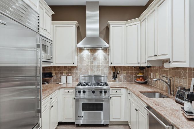1-Kitchen w Gourmet Appliances