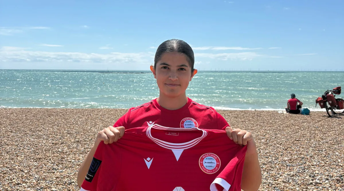 Neve McEvaddy Signs for Worthing FC Women
