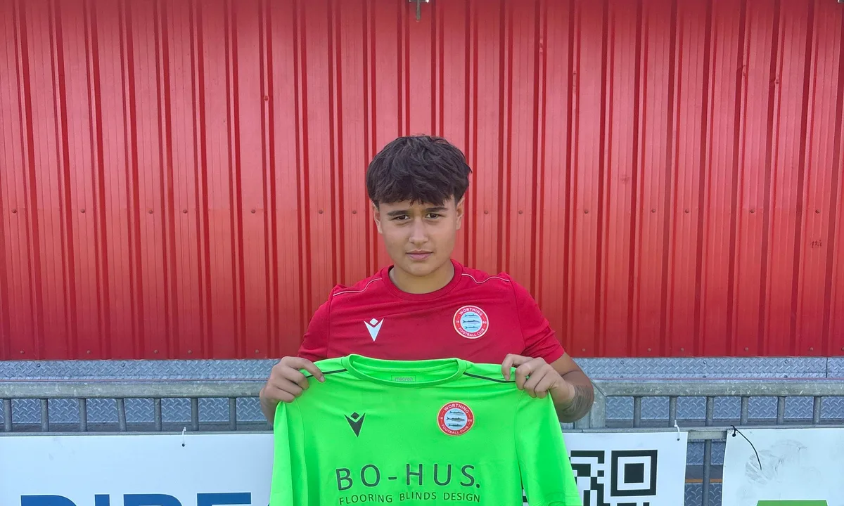 Sofia Harding Signs for the Reds