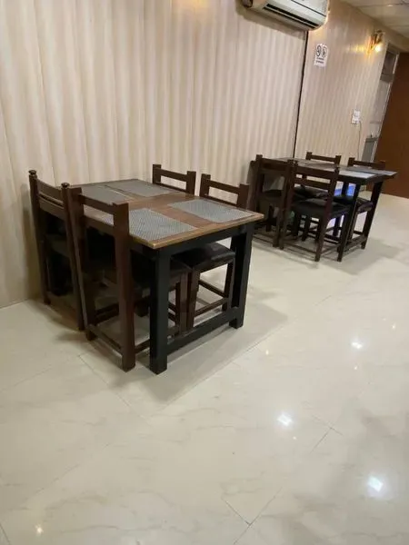 Restaurant table and chairs available for sale. - Photo 6