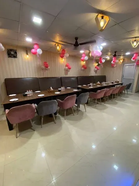 Restaurant table and chairs available for sale. - Photo 8