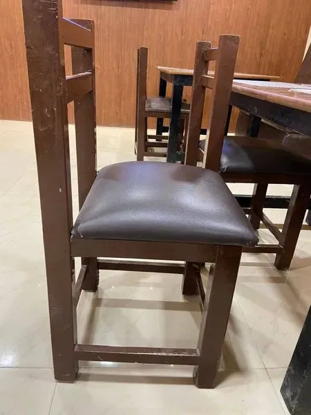Restaurant table and chairs available for sale. - Photo 4