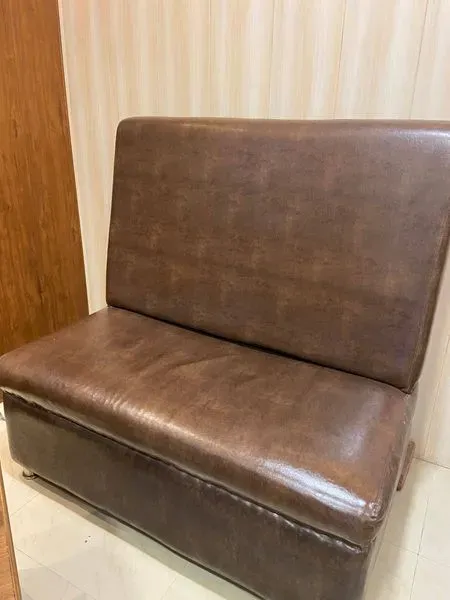 Restaurant table and chairs available for sale. - Photo 3