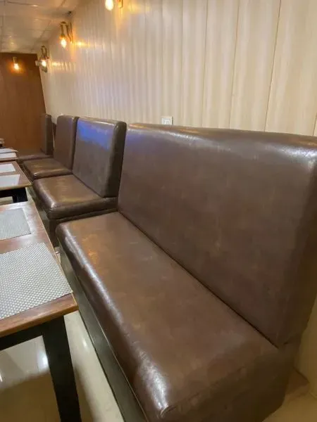 Restaurant table and chairs available for sale. - Photo 5