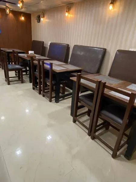 Restaurant table and chairs available for sale. - Photo 7